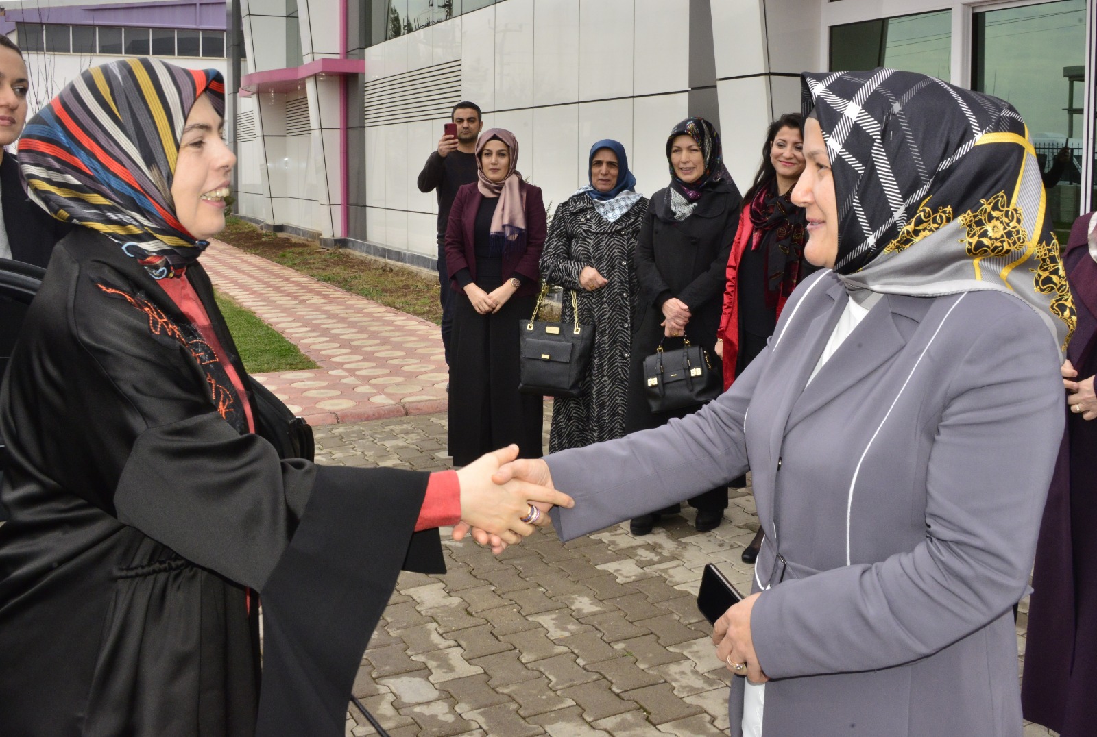 ayse guzeloglu kadinlar gunu munasebetiyle lila kozmetik fabrikasini ziyaret etti