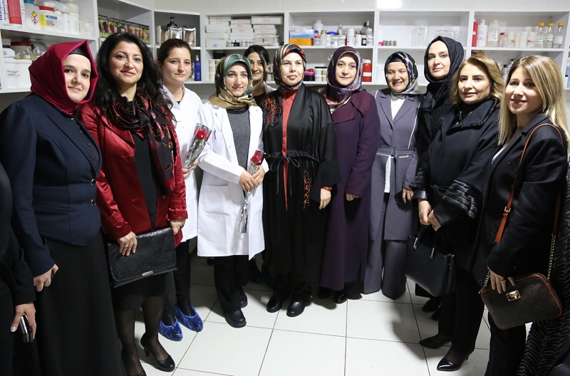ayse guzeloglu kadinlar gunu munasebetiyle lila kozmetik fabrikasini ziyaret etti