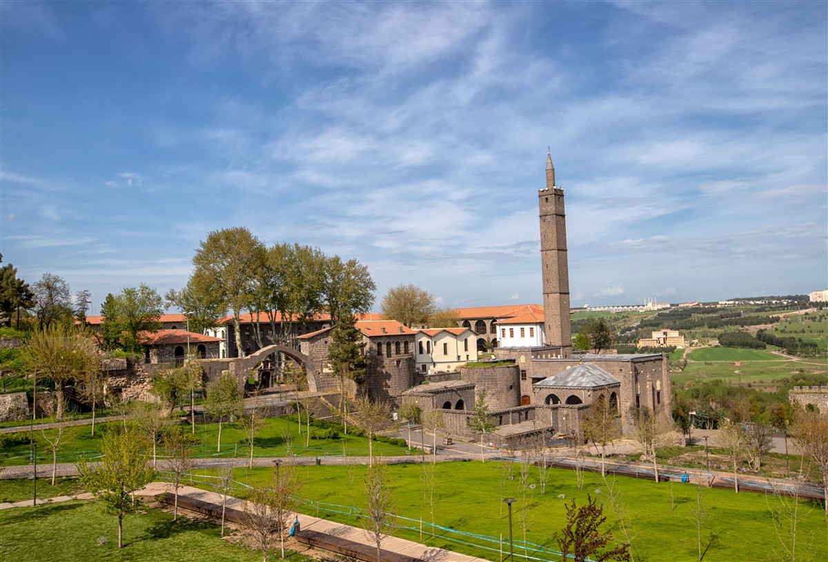 Hz. Süleyman Camii ve Sahabe Kabirleri